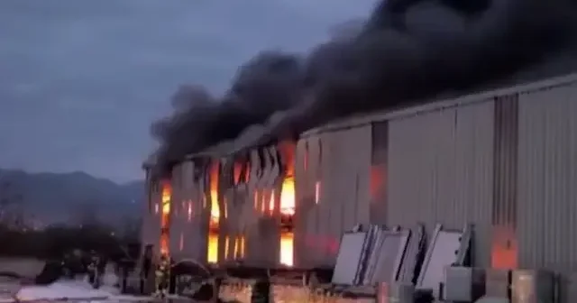 Hatay’da lastik deposu alevlere teslim oldu VİDEO İZLE