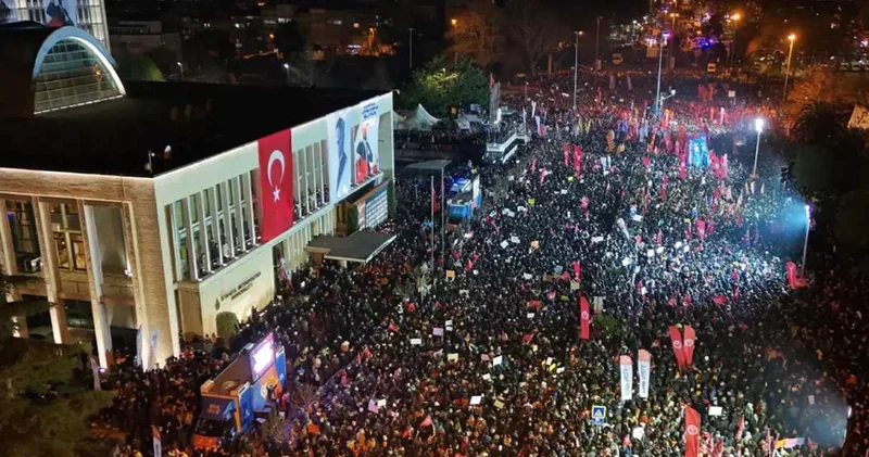 Son Dakika Saraçhane de Erdoğan a hakaret iddiasıyla 75 gün tutuklu kalan gençler beraat etti