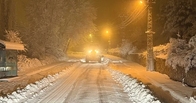 Tarsus ta karla mücadele: Ekipler gece boyunca sahadaydı Mersin Haberleri