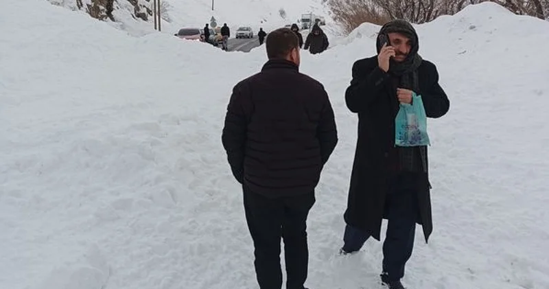 Son dakika: Hakkari Van kara yolunda meydana gelen çığ düşmesi nedeniyle ulaşım durdu Son dakika haberleri