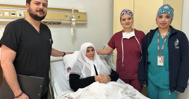 Van da hastanın göğüs kafesi açılmadan akciğerin yarısı çıkarıldı Van da Uniportal VATS yöntemiyle akciğer lobu alındı Van Haberleri