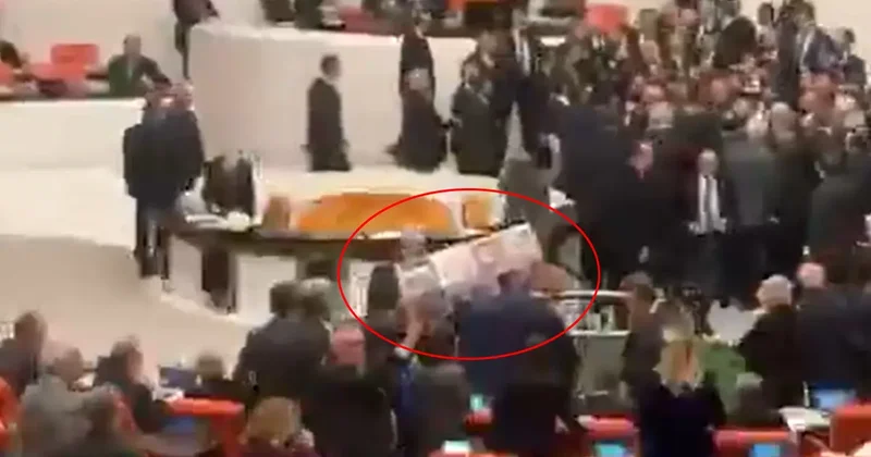 Emekli maaşı görüşmelerinde ortalık karıştı! Kürsüye tabut getirdiler, AK Parti ve CHP liler birbirine girdi