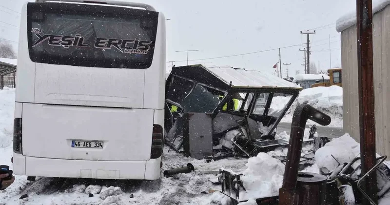 Yolcu otobüsü polis noktasına çarptı: 4 polis yaralandı
