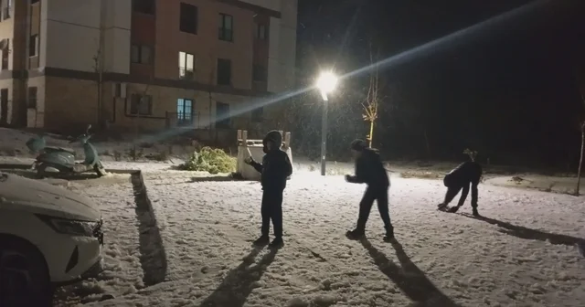 Karla kaplanan yolda araçlar ilerlemekte güçlük çekerken, eğlenmek isteyenler soluğu sokakta aldı Hatay Haberleri