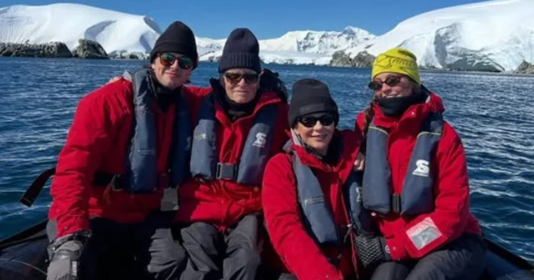 25 yıllık evli ünlü çift, boşanma dedikodularından bunaldı: Çoluğu çocuğu toplayıp Antarktika ya kaçtılar: Selam olsun herkese!