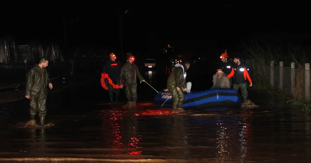 Antalya da tarım alanlarını su bastı; mahsur kalanlar, iş makinesi ve botlarla kurtarıldı Antalya Haberleri