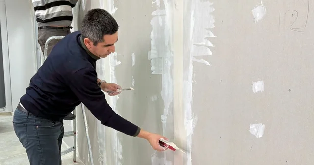 MYO müdürü okuldaki tadilat işlerini kendi elleriyle yapıyor Kırklareli Haberleri