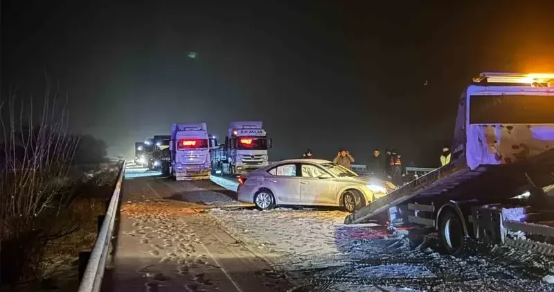 Kırıkkale’de karlı yolda zincirleme kaza: Bir yaralı Kırıkkale Haberleri