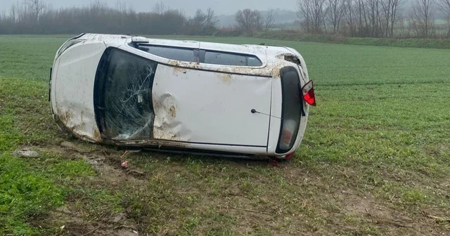 Yağışlı havada sürücüsünün kontrolünden çıkan otomobil tarlaya uçtu Kırklareli Haberleri