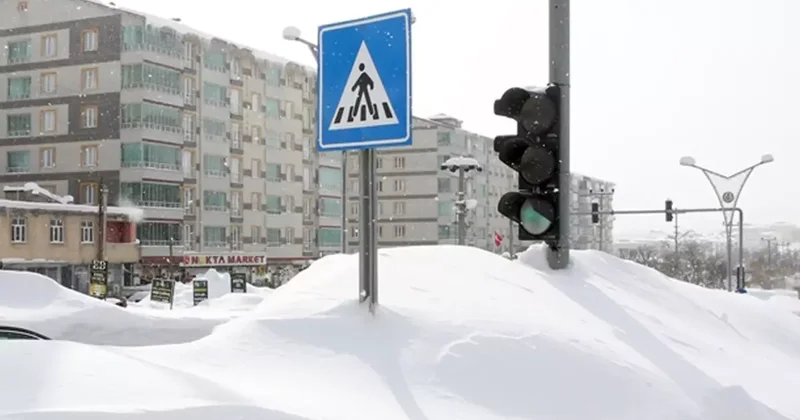 Bitlis te Kış Zorlu Geçiyor: 4 Metre Kar Yağdı