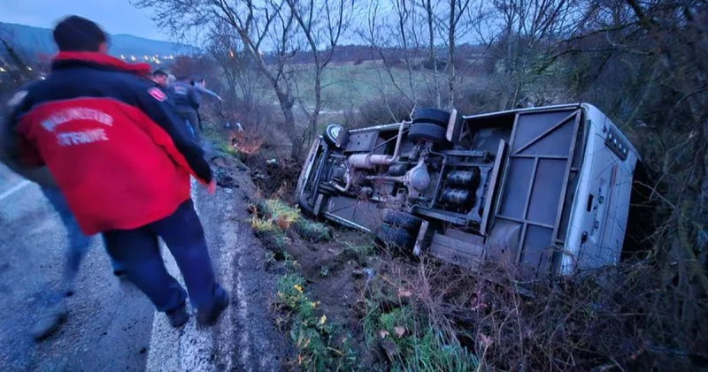 Balıkesir de işçileri taşıyan midibüsün devrilmesi sonucu 16 kişi yaralandı