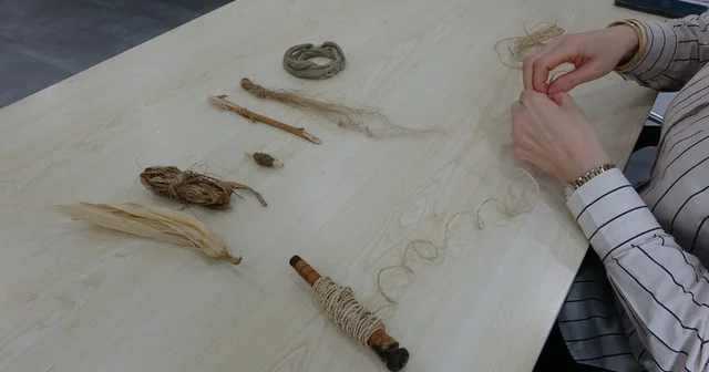 Mısır koçanı kıyafet oldu Mısır koçanından üretilen kıyafetler hem görselliğiyle hem de tasarımıyla ilgi çekiyor Mısır koçanından dokunan elbiseleri Kadıralak Yaylası nın mavi yıldız çiçeği süslüyor Trabzon Haberleri