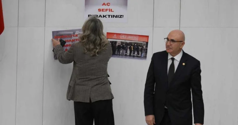 Meclis’te emekli protestosu: CHP döviz astı, AKP’li vekil kaldırdı