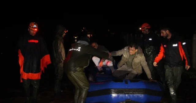 Antalya Kumluca da sağanak yağış tarım arazilerini sular altında bıraktı, araçta mahsur kalan sürücü botla kurtarıldı Seralarda çalışan tarım işçilerinin evlerini de su bastı Antalya Haberleri