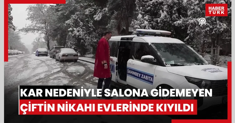 Kar nedeniyle salona gidemeyen çiftin nikahı evlerinde kıyıldı