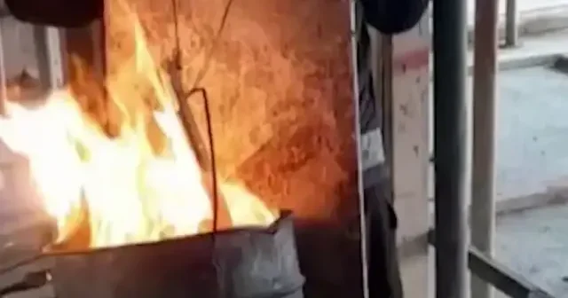 Giresun’da soğuğa karşı ilginç çözüm: Sırtında ateşle inşaatta çalıştı VİDEO İZLE