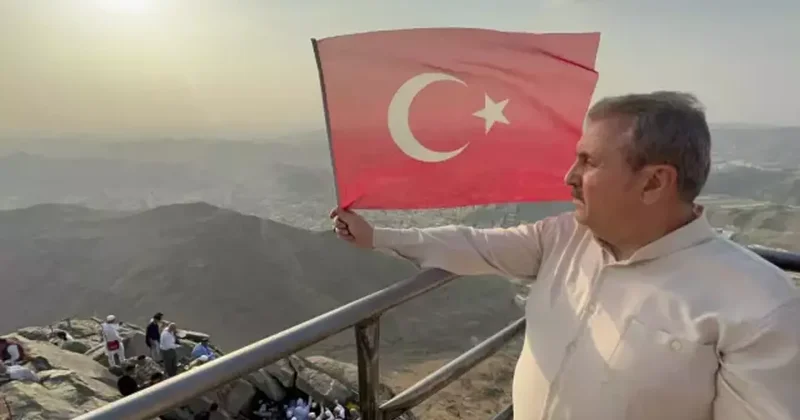 Destici, bayrak yakan bölücülere Nur Dağı’ndan Türk bayrağı sallayarak cevap verdi