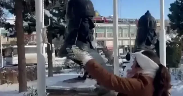 Erzincan da duyarlı öğrenci Türk büyüklere ait büstleri temizledi VİDEO İZLE