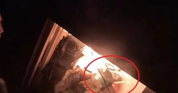 Felakete yol açabilirdi: İtfaiye eri alevlerin arasına dalıp içeriden çıkardı