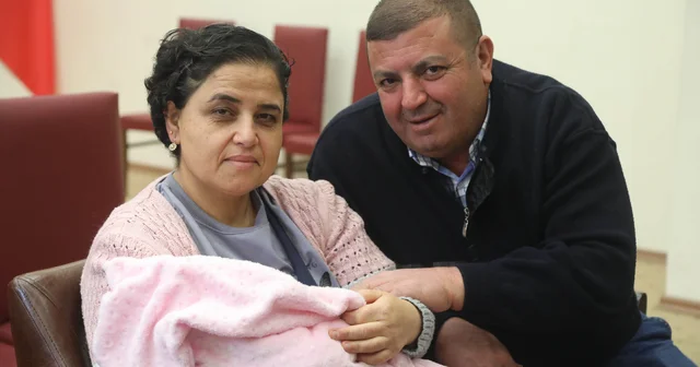 7 yıl önce evlat edinen çift, bu kez 3 aylık Emine bebeğe koruyucu aile oldu Antalya Haberleri