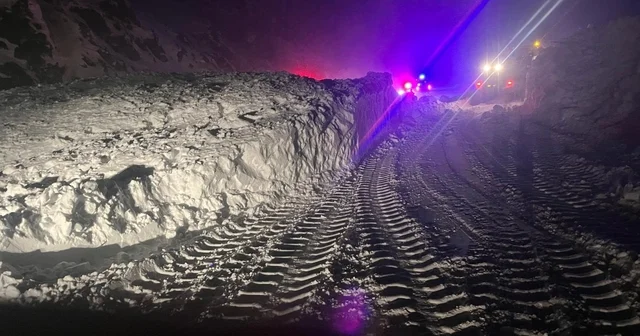 Çığın düştüğü Erzincan Sivas kara yolu ulaşıma açıldı Erzincan Haberleri