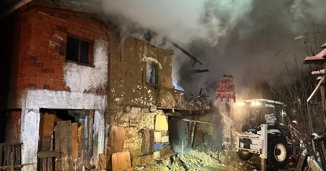 Uşak ta iki katlı ev yangında küle döndü: Karı koca dumandan etkilendi Uşak Haberleri