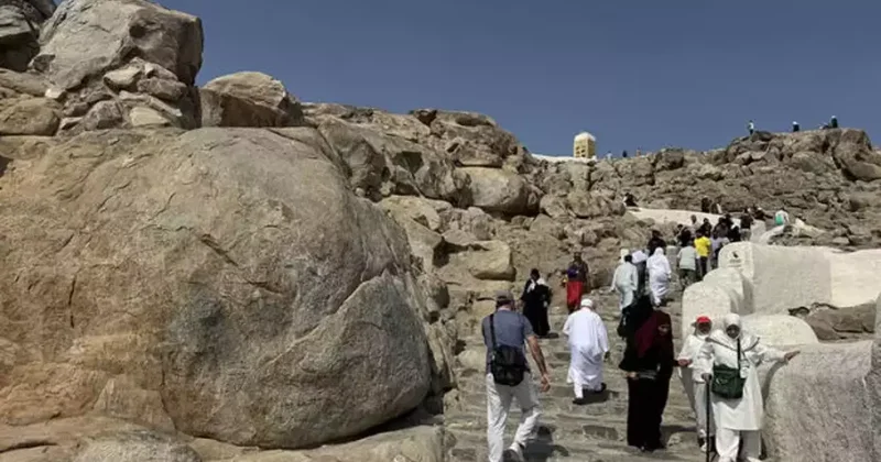 Umre ibadeti yapan Müslümanlar, Hira Mağarası ve Arafat ı ziyaret etti