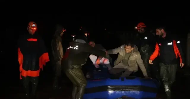 Antalya’yı sel vurdu: Tarım arazileri sular altında kaldı vatandaşlar botla kurtarıldı VİDEO İZLE