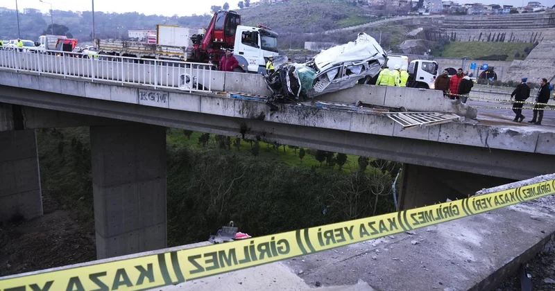İzmir de hafif ticari araca çarpan tır viyadükten düştü: 3 yaralı