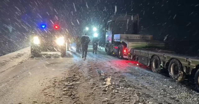 Yolda kalanların yardımına polis ve jandarma yetişti Şanlıurfa Haberleri