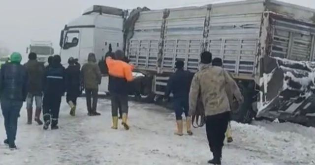 Kontrolden çıkan tır yolu kapattı, kilometrelerce araç kuyruğu oluştu Gaziantep Haberleri