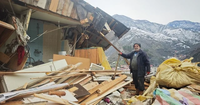 İneklerine ot vermek için geldiği ahırda heyelandan son anda kurtuldu Artvin Haberleri