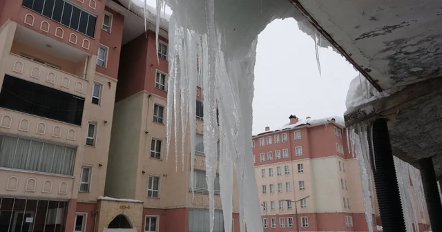 Bitlis te çatılardaki buz sarkıtlarının boyu 5 metreyi aştı Bitlis Haberleri