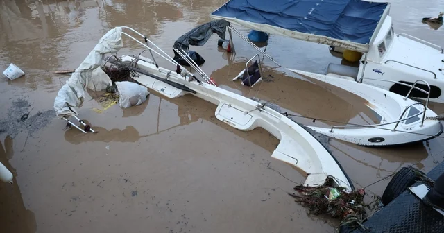 Sağanak yağış tekneleri batırdı Aydın Haberleri
