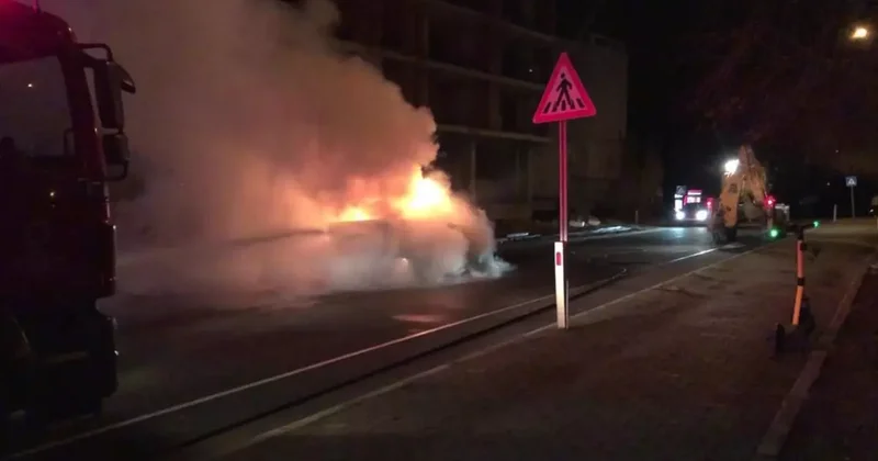 Ordu’da seyir halindeki kamyonet çıkan yangında küle döndü