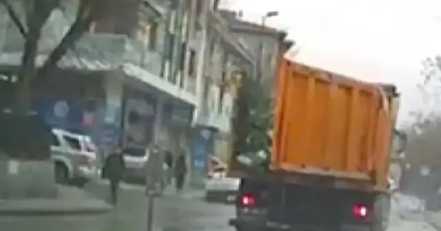 Hafriyat kamyonu dehşet saçtı: Seyir halindeyken açılan tonlarca ağırlıktaki kapak yayaya çarptı VİDEO İZLE