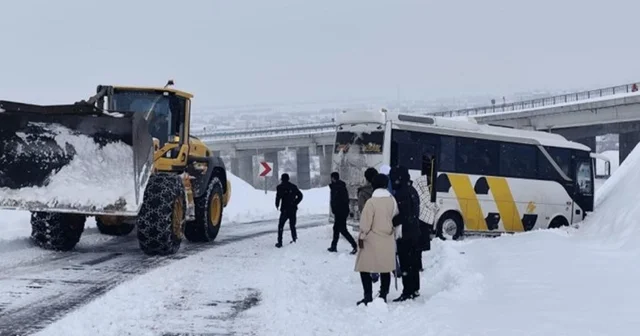 Bingöl de kayan midibüs kara saplandı Bingöl Haberleri