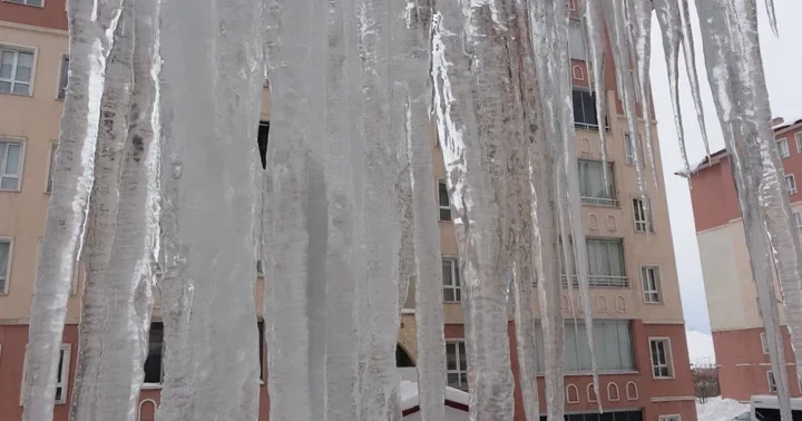 Dondurucu soğuklar etkili oluyor! Buz sarkıtlarının boyu 5 metreyi aştı... Valilik ten uyarı: Çatı ve saçak altında durmayın