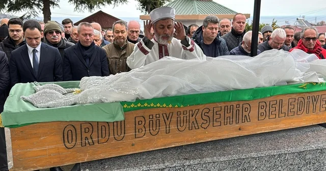 Kazada hayatını kaybeden Mina, son yolculuğuna gelinliği ile uğurlandı Ordu Haberleri