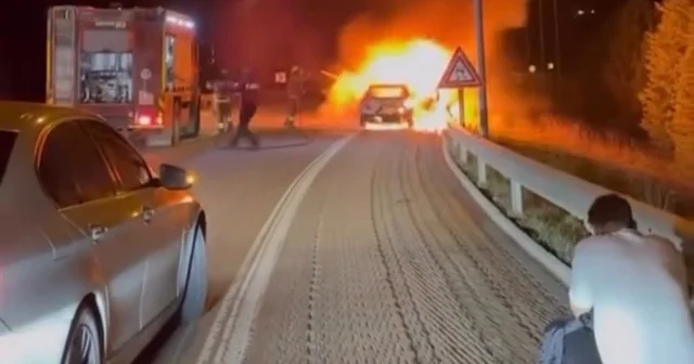 Seyir halindeki otomobil alev topuna döndü: Aracının yanışını çaresizce izledi Bursa Haberleri