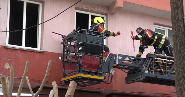 İtfaiye erleri yangında Türk Bayraklarını zarar görmemesi için topladı Yangında Türk Bayrağına itfaiye hassasiyeti takdir topladı Balıkesir Haberleri