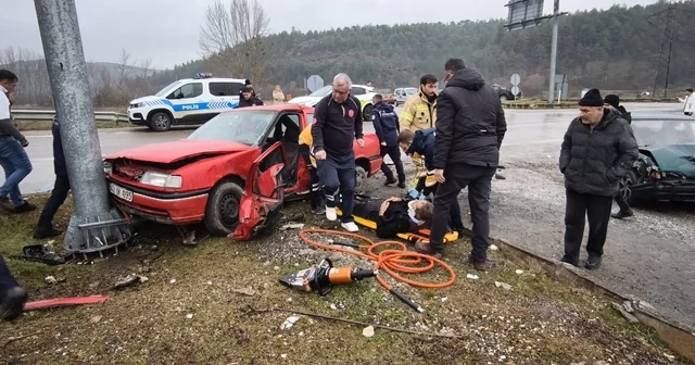 İki otomobil kafa kafaya çarpıştı: 1 i ağır, 3 yaralı Bursa Haberleri