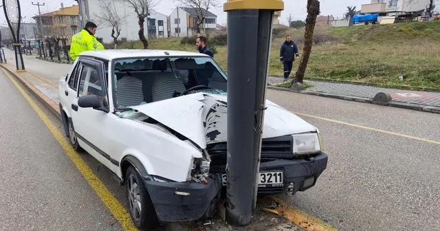 Otomobil, refüjdeki beton çiçeklik ile aydınlatma direğine çarptı: 2 yaralı Edirne Haberleri