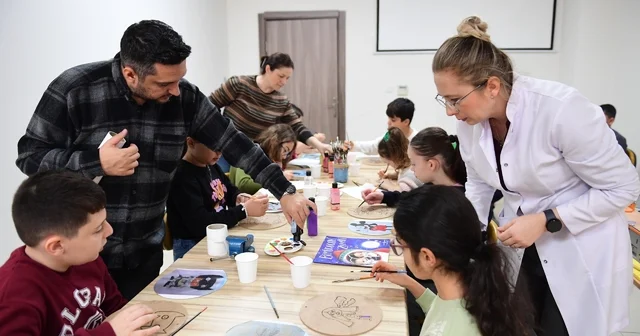 Osmangazi de çocuklar kitaplardan ilham alarak üretiyor Osmangazi den çocukların motor gelişimini destekleyen atölye Okuma, çizim ve tasarım aynı atölyede buluştu Bursa Haberleri