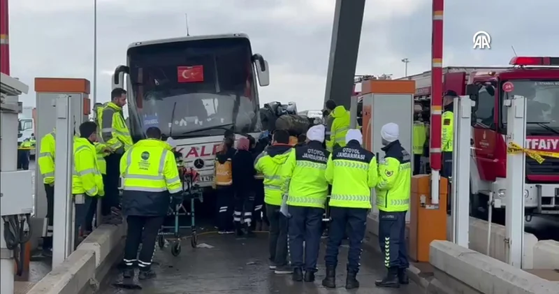Gişelerde inanılmaz kaza! Otobüs çarptı, bir daha çıkamadı! Son dakika haberleri