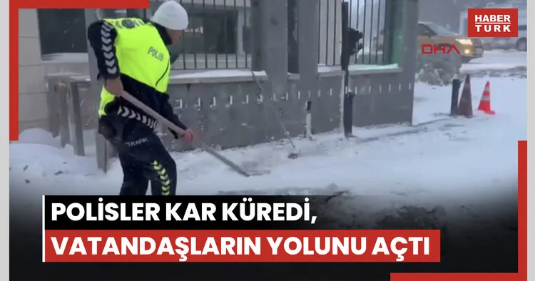 Polisler kar küredi, vatandaşların yolunu açtı