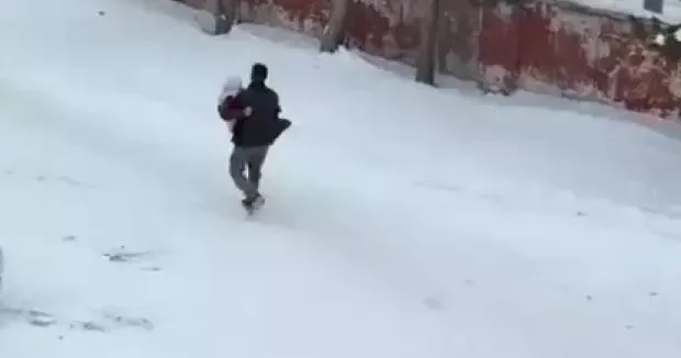 Kars haberleri Kars ta hasta annesini kucağında taşıdı: Sevginin en saf hali kamerada 23 Ocak 2026