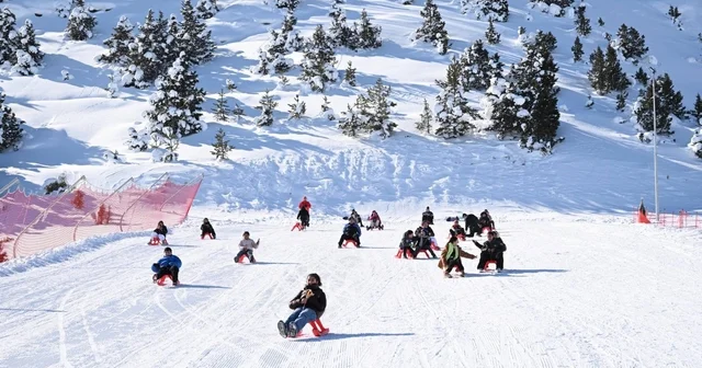 Erzincan da 70 öğrenci Ergan Dağı nda kızak keyfi yaşadı Erzincan Haberleri