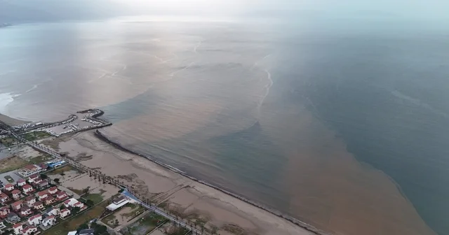 Sel suları denizin rengini değiştirdi Denize akan sular, plajda yarıklar oluşturdu Aydın Haberleri