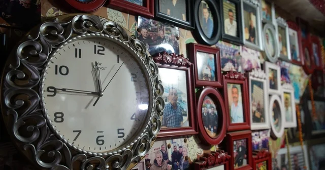 Çay ocağında gizlenmiş Esnaf Müzesi Esnaf arkadaşlarını duvarına astığı fotoğraflarla ölümsüzleştiriyor 17 senede duvarında 3 binden fazla esnaf fotoğrafı biriktirdi Çay içmeye gelenler eski günlere dönüyor Sakarya Haberleri